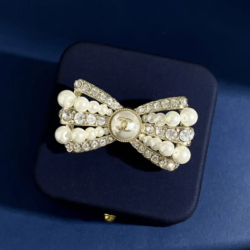 chanel brooches pour femme s_126323a